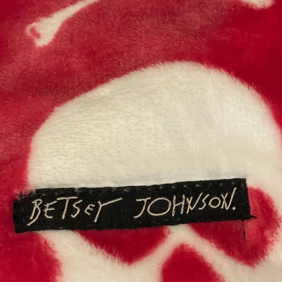 BETSEY JOHNSON NWT Pink Skulls Crossbones Ultra Soft Plush Throw Blanket 💖💀🖤 - Picture 8 of 11